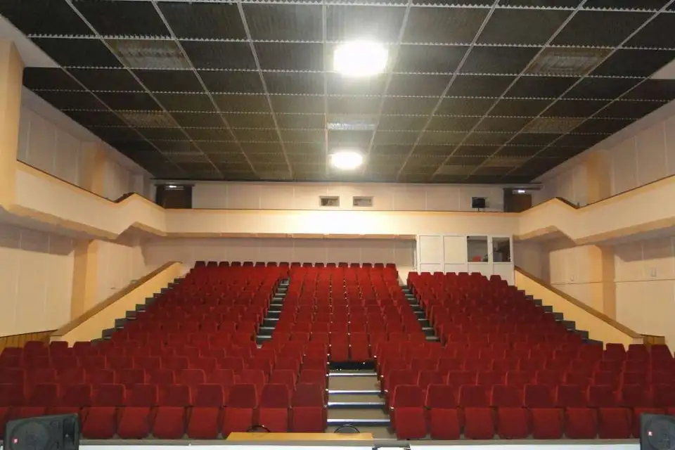 Театр зал