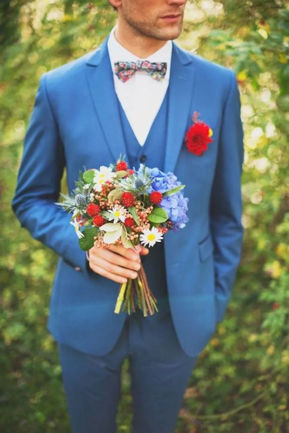 Синий костюм жениха