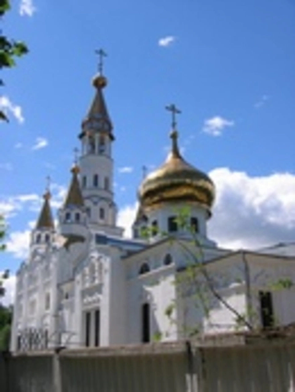 Церковь с золотыми куполами