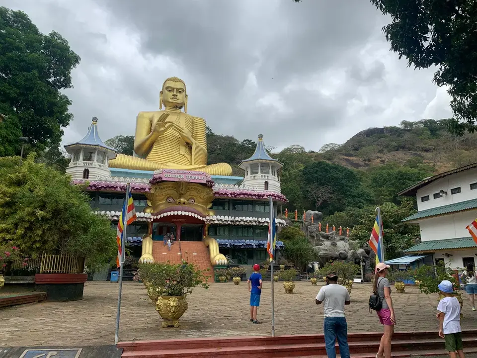Большая статуя будды