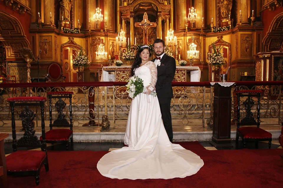 Жених и невеста у алтаря