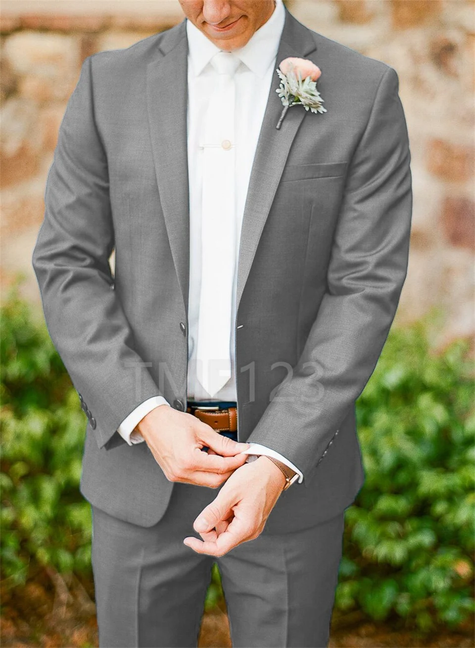 Серый костюм жениха