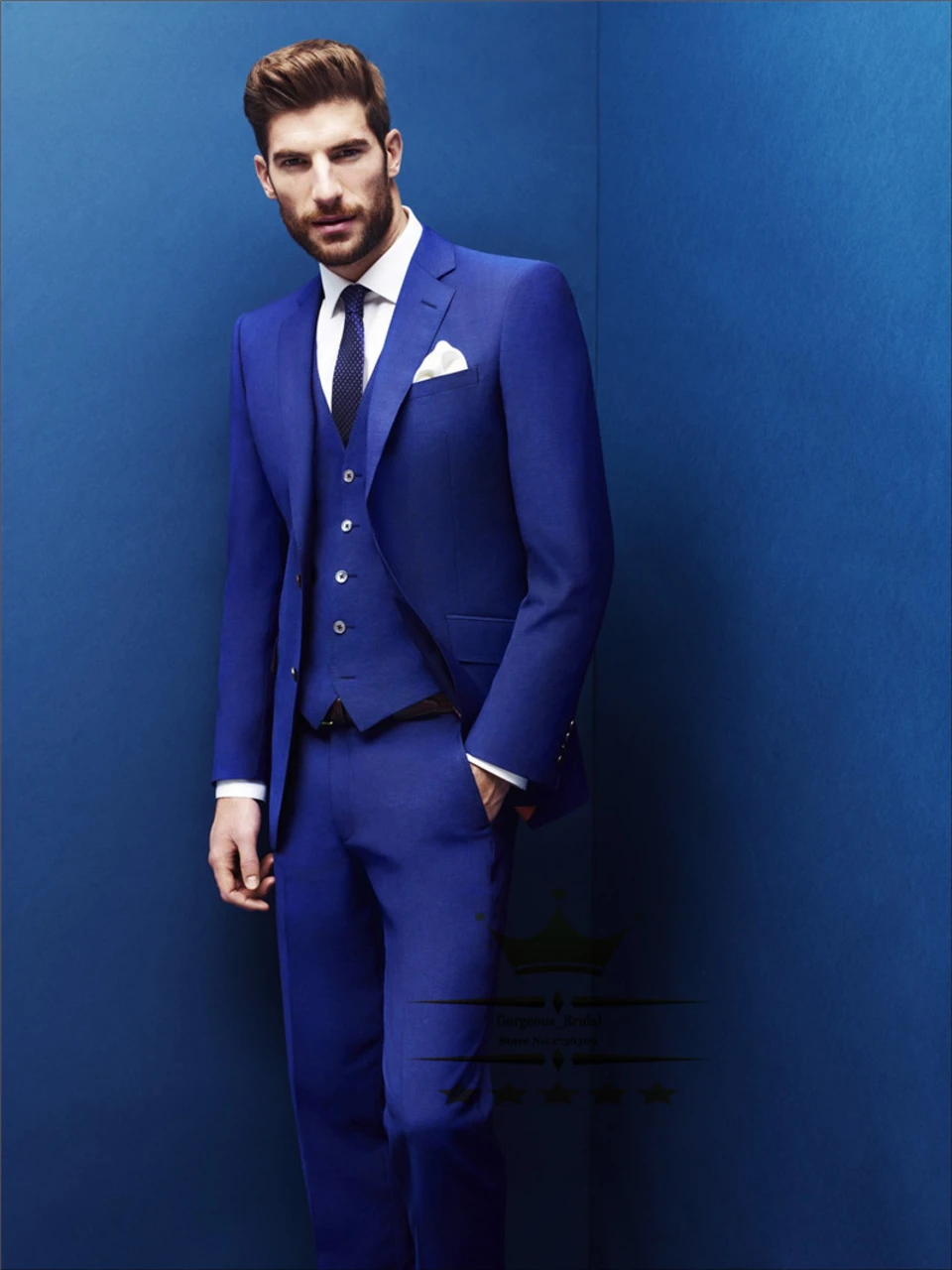 Голубой мужской костюм