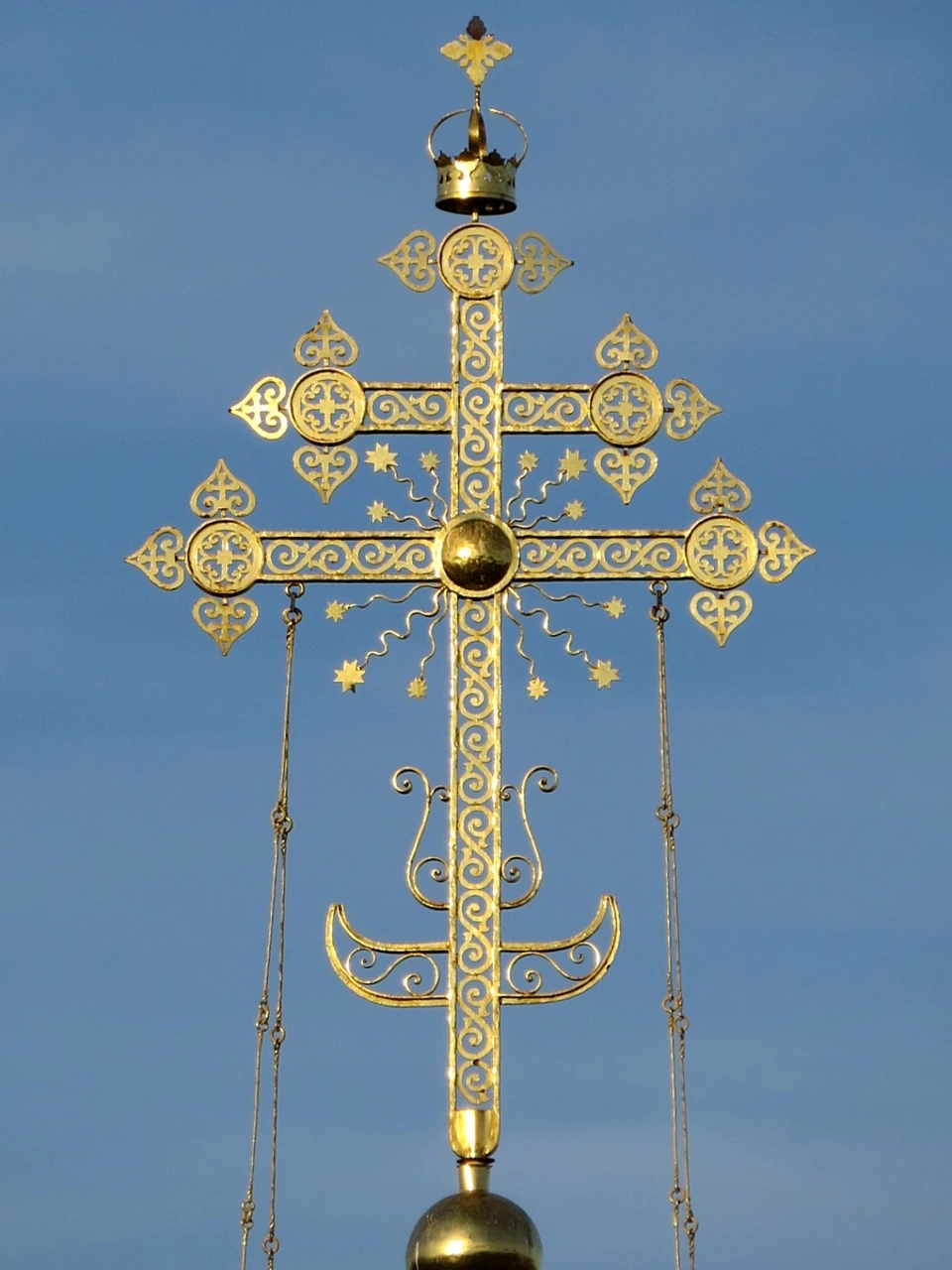 Кресты на церквях с короной