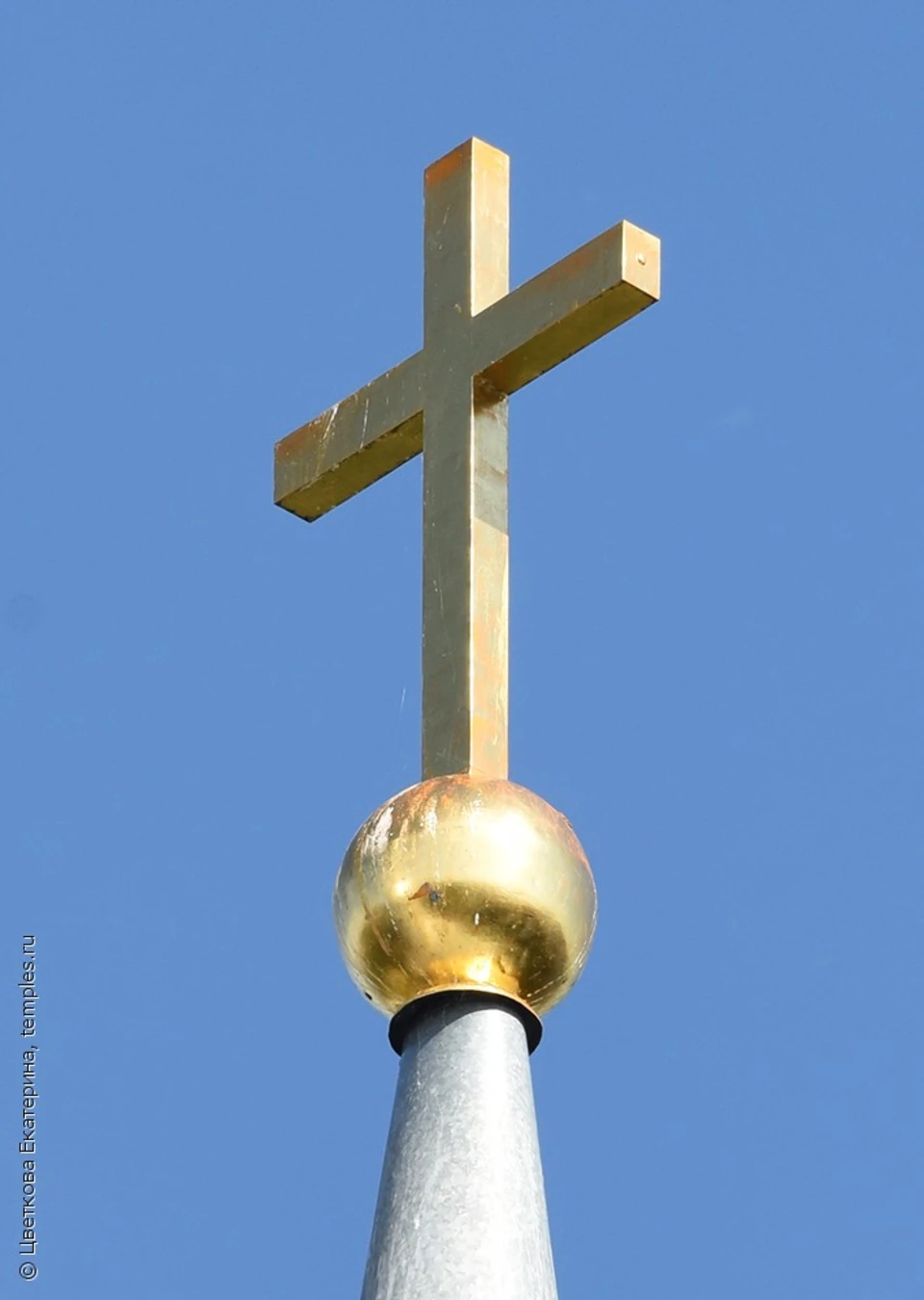 крест на куполе храма