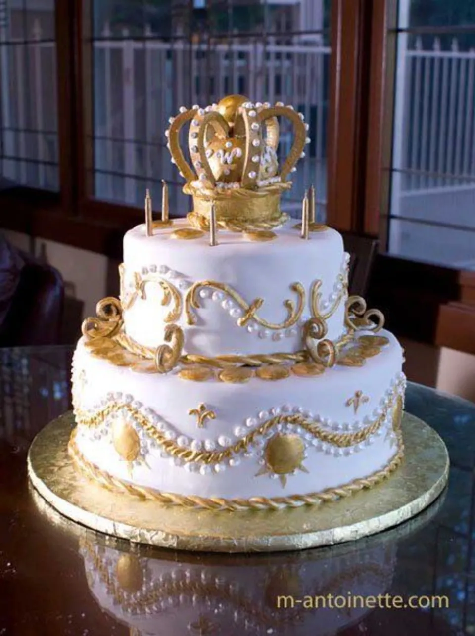 Свадебный торт золотой большой корона