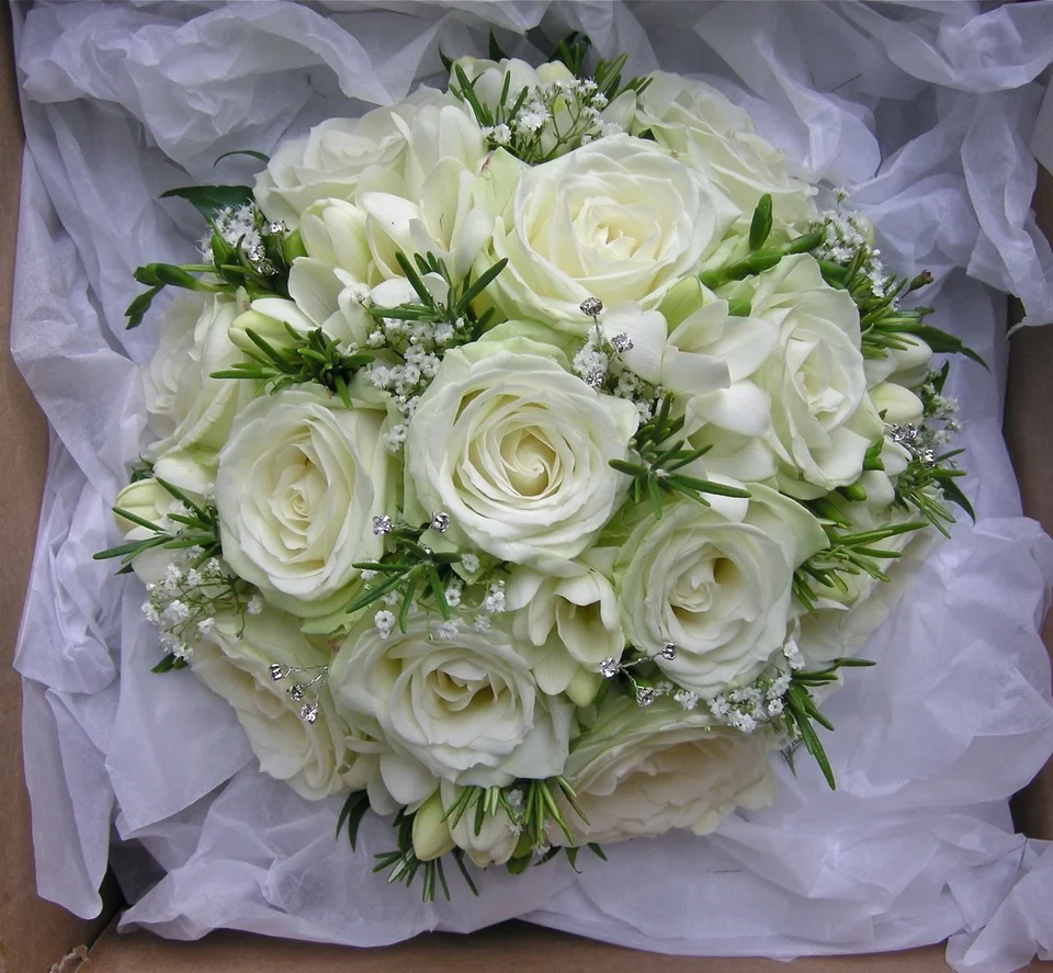Свадебные букеты из белых роз