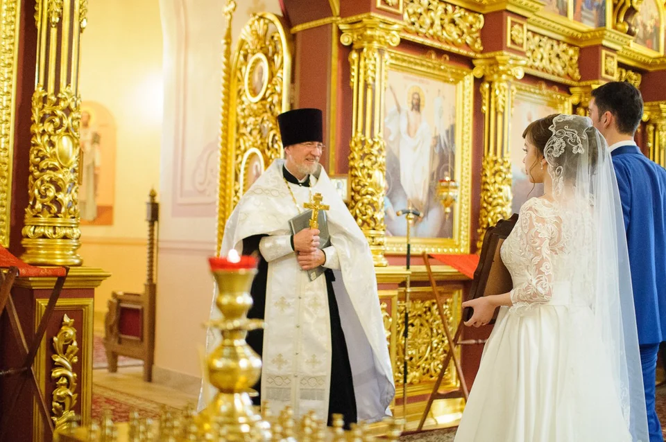 Жених и невеста в церкви