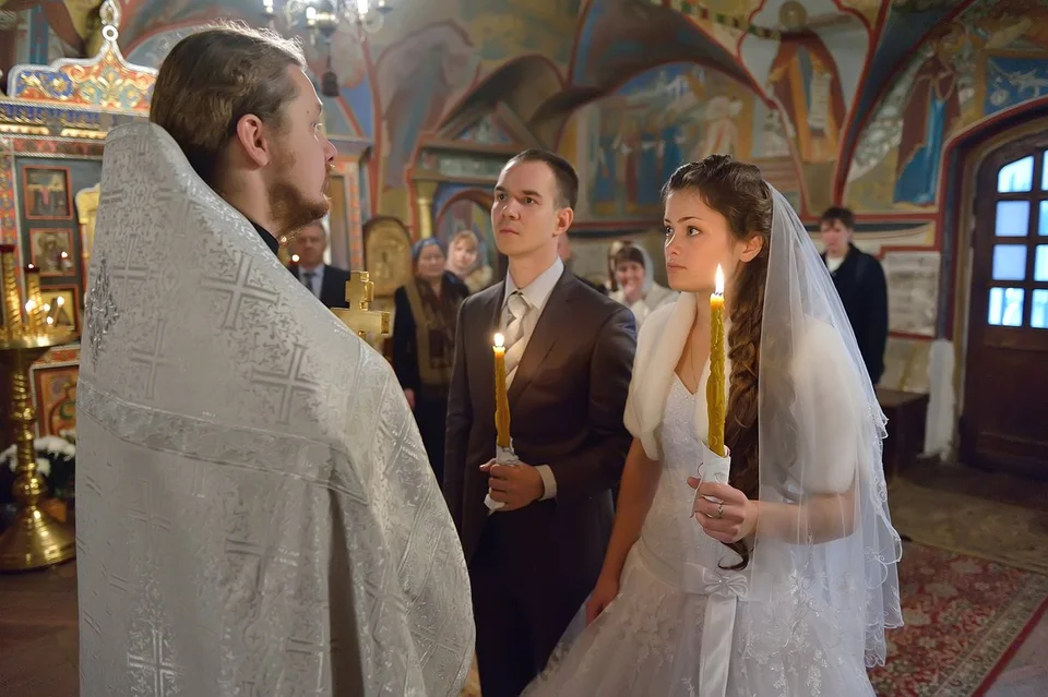 Венчание молодоженов в церкви