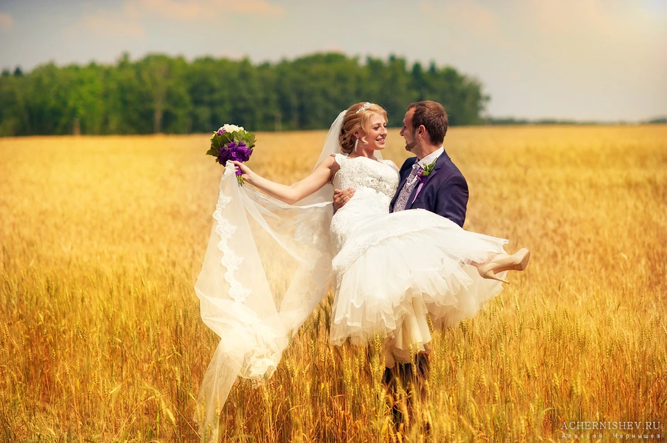 Свадебная фотосессия в поле