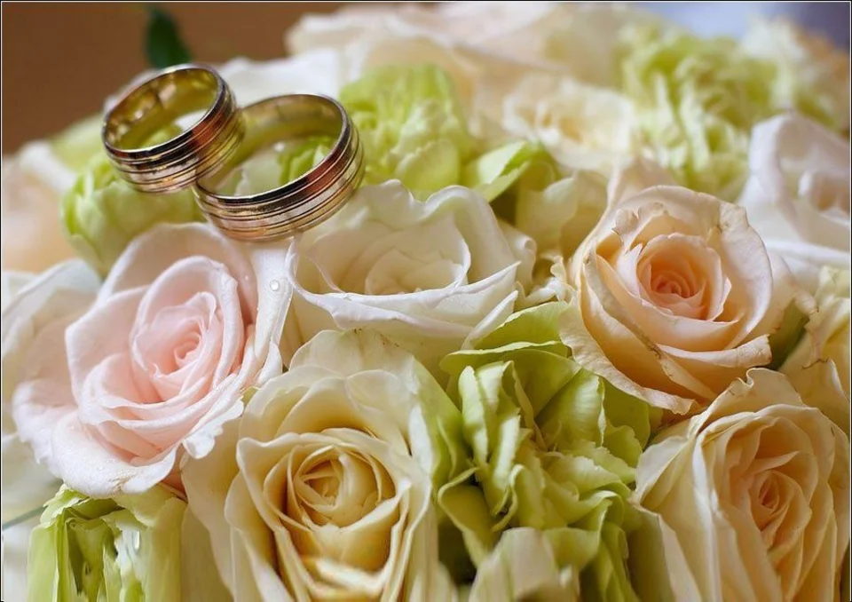 С днем свадьбы розы