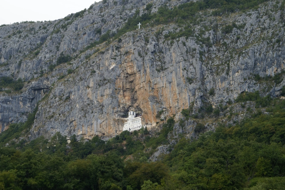 Монастырь горняк в скале сербия