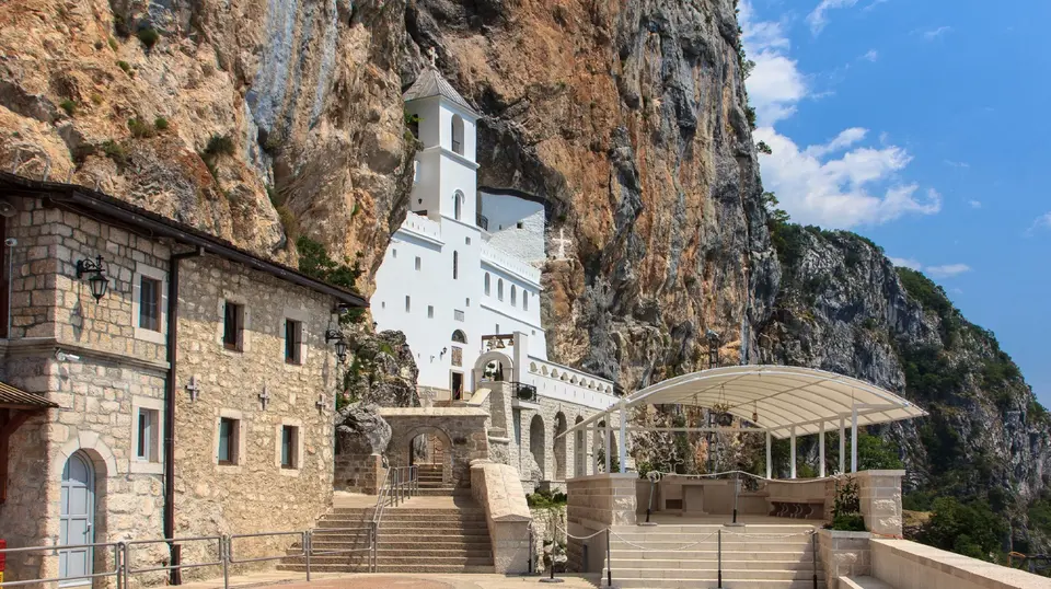 Монастырь острог монтенегро вертикальный