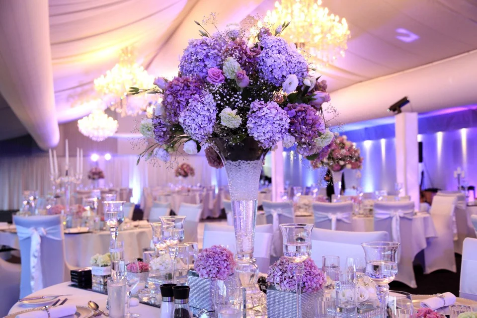 Украшение зала на свадьбу цветами