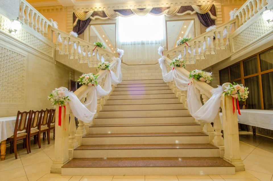 Украшения перил лестницы на свадьбу