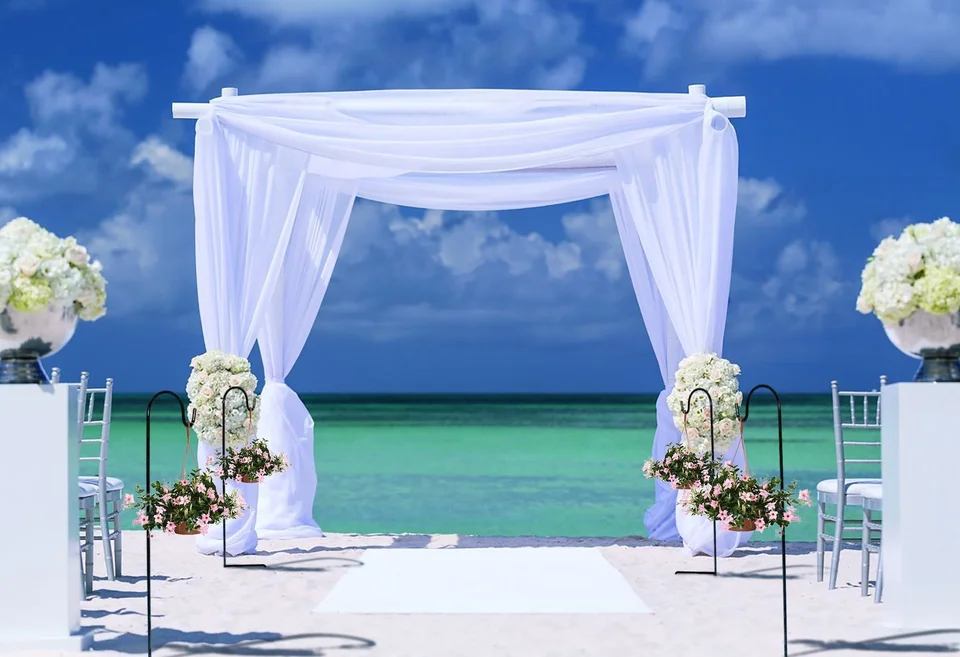 Венчальная арка на берегу моря