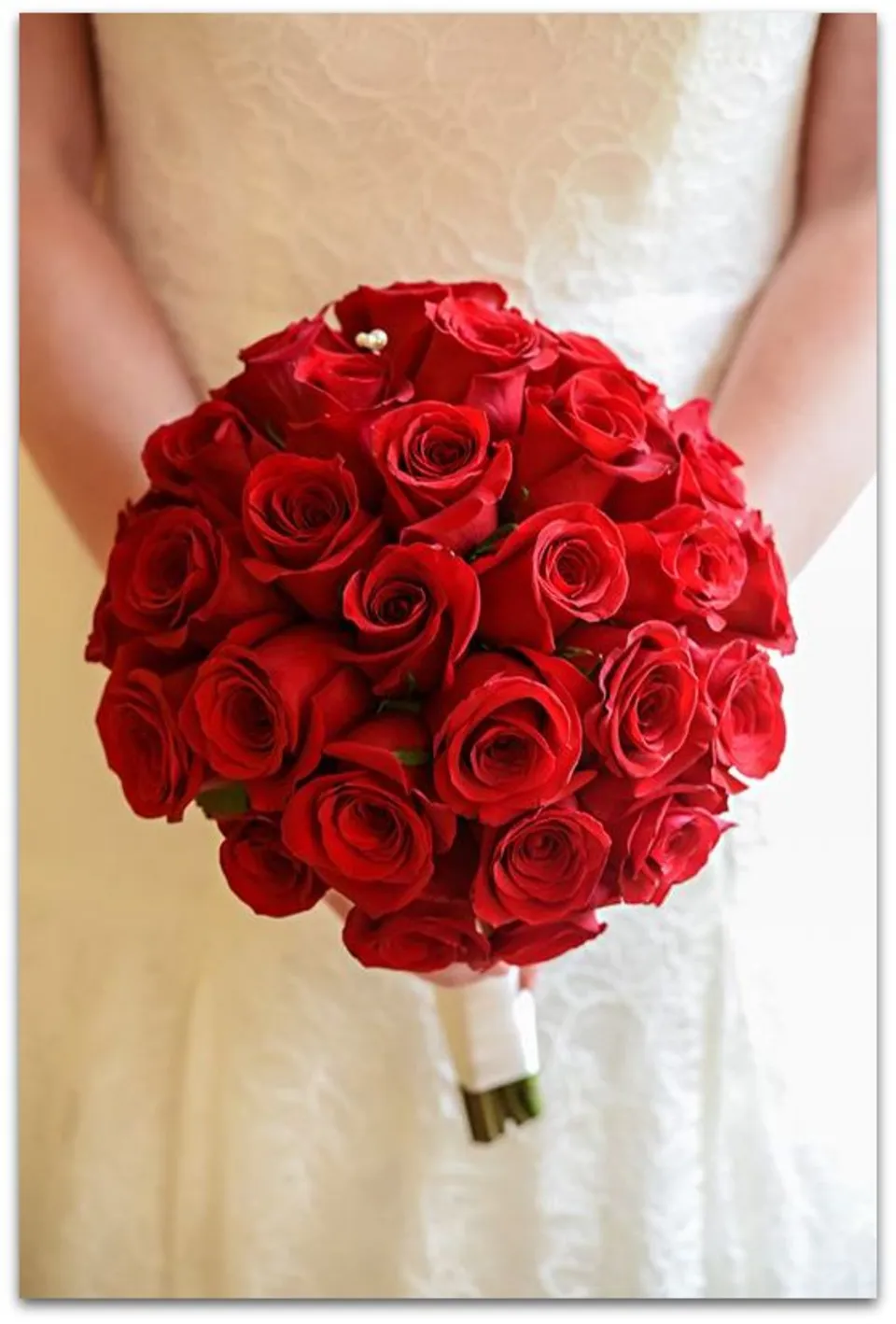 Простой и красивый свадебный букет красный