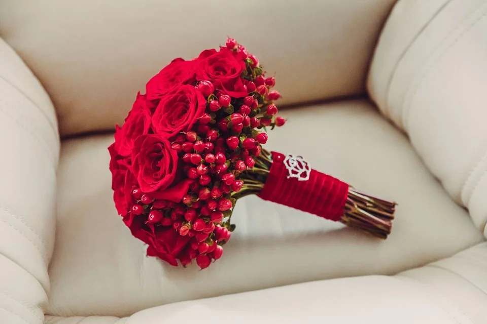 Простой и красивый свадебный букет красный