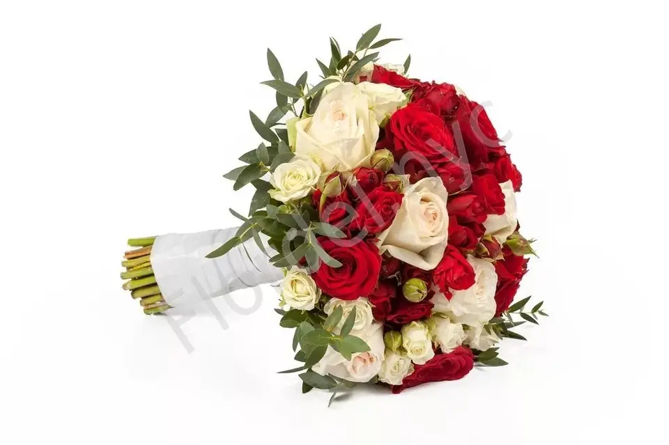 Свадебный букет из белых и красных кустовых роз