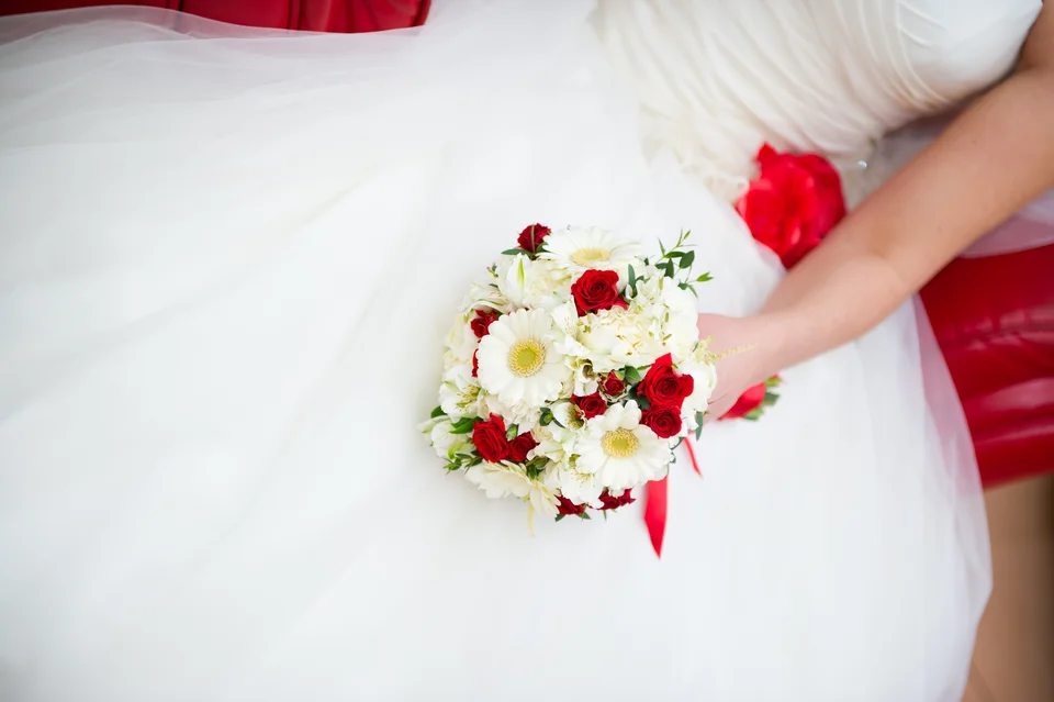 Букет невесты красно белый