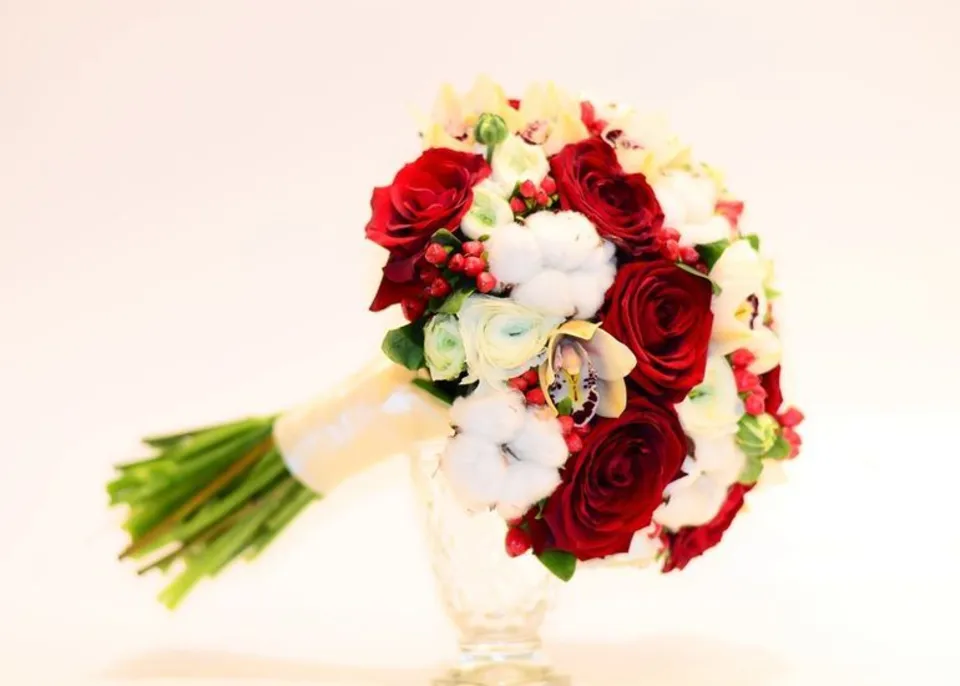Букет невесты из фрезии и розы красный