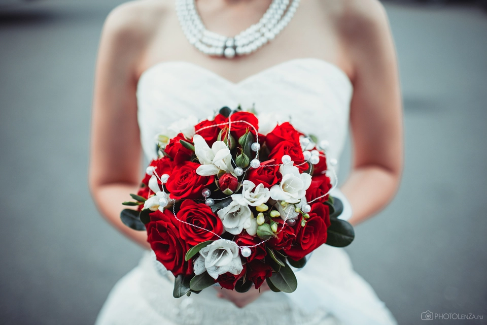 Бело красный букет невесты