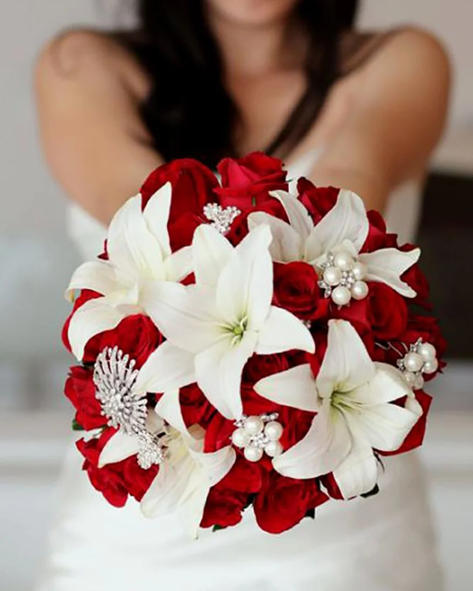 Букет невесты красно белый