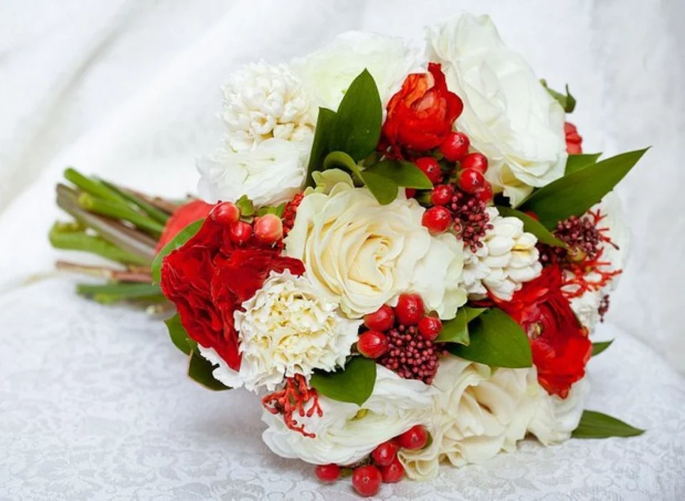 Бело красный букет невесты