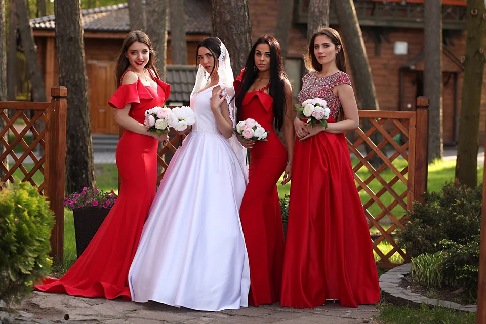 Красные платья одеваются на свадьбу