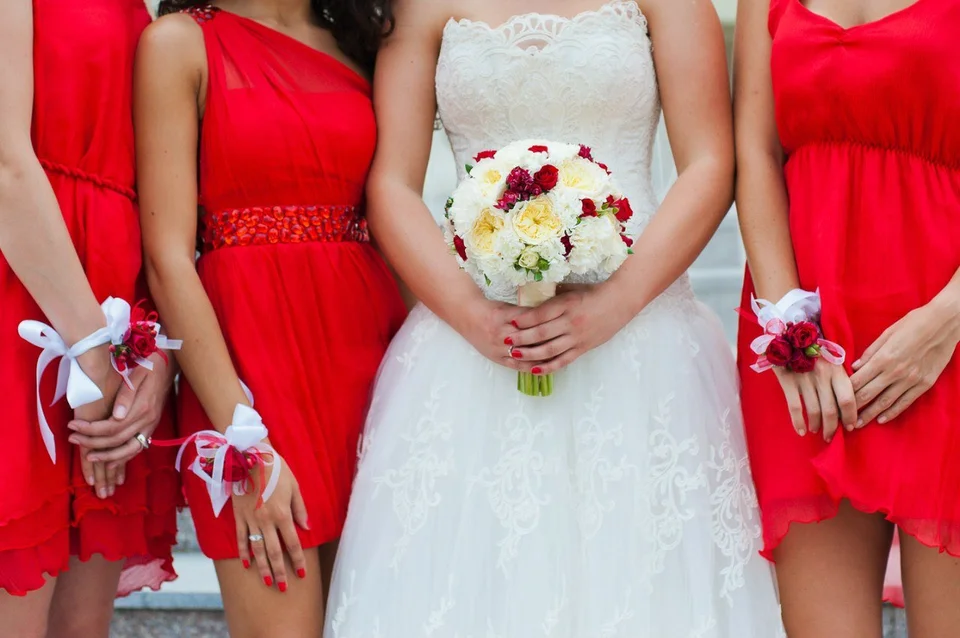 Платье красного цвета на свадьбу для подружки