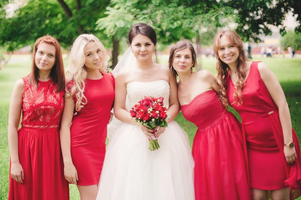 Красные платья для свидетельниц на свадьбе