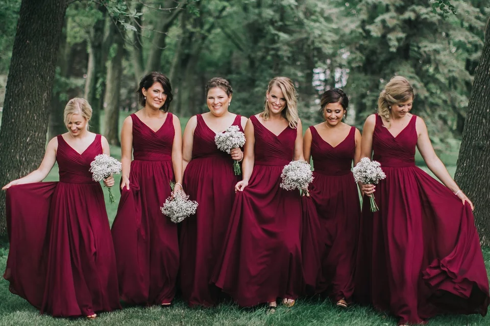 Образ подружки невесты в бордовом цвете