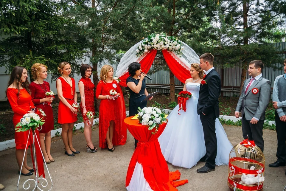 Бело красная свадьба