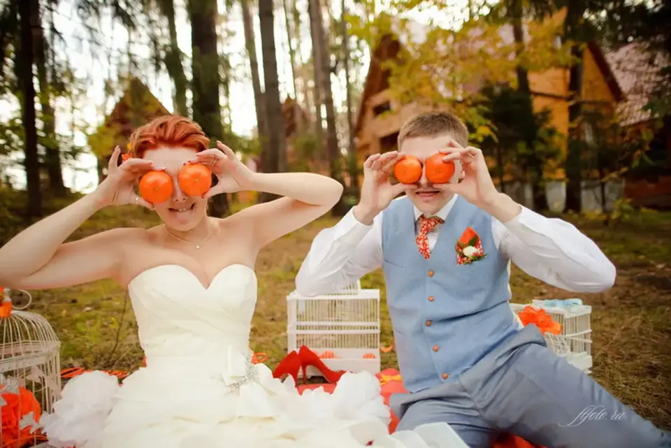 Жених и невеста в оранжевом