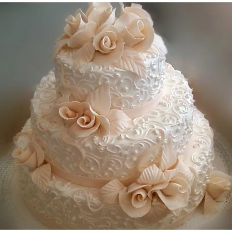 Торт свадебный трехъярусный кремовый