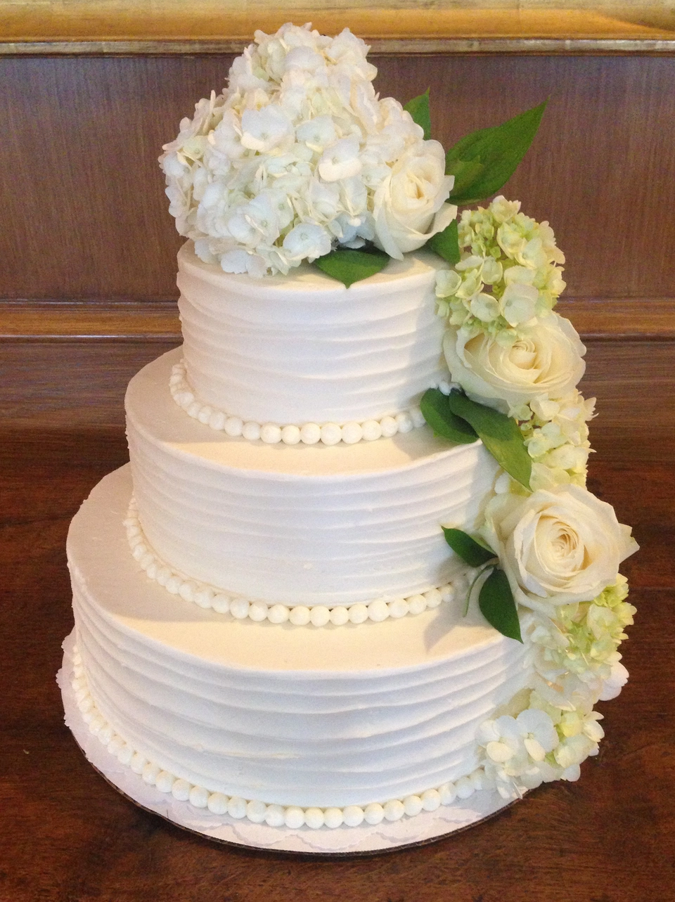 Торт с белыми цветами