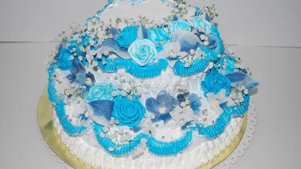 Свадебный торт на подставке голубой