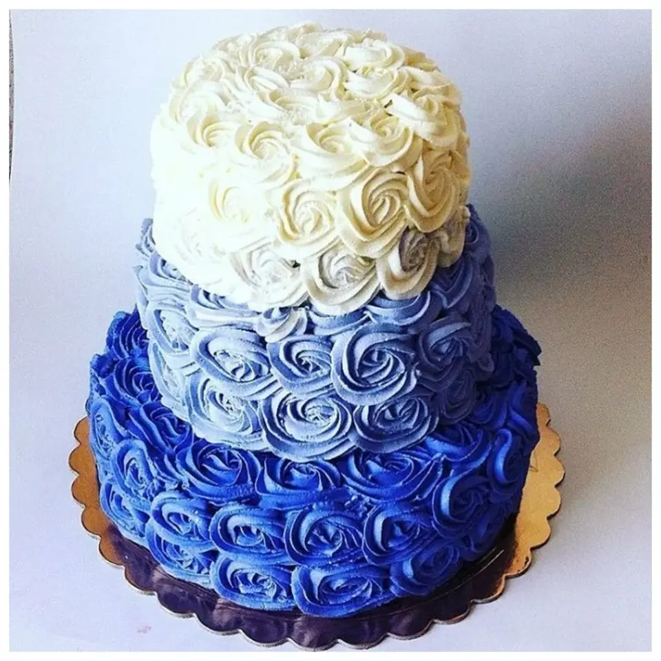 Бело голубой торт