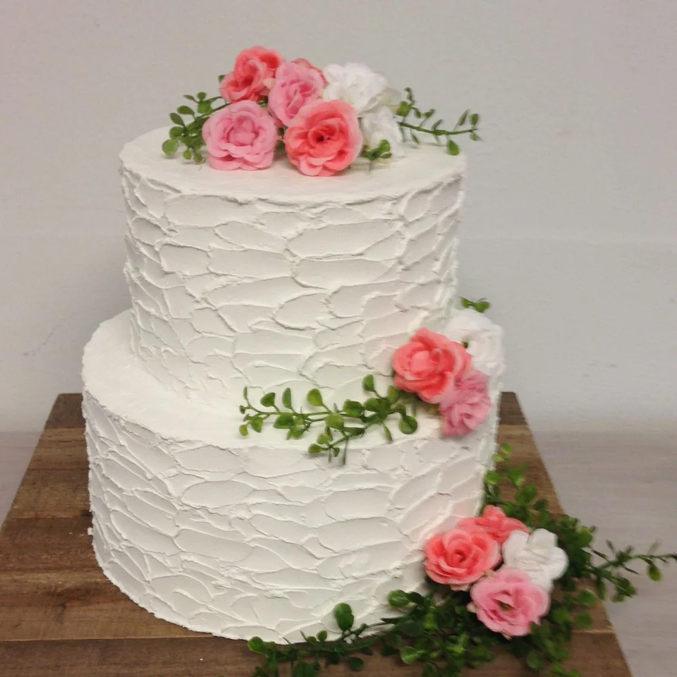 Свадебный торт двухъярусный без мастики с цветами кремовый