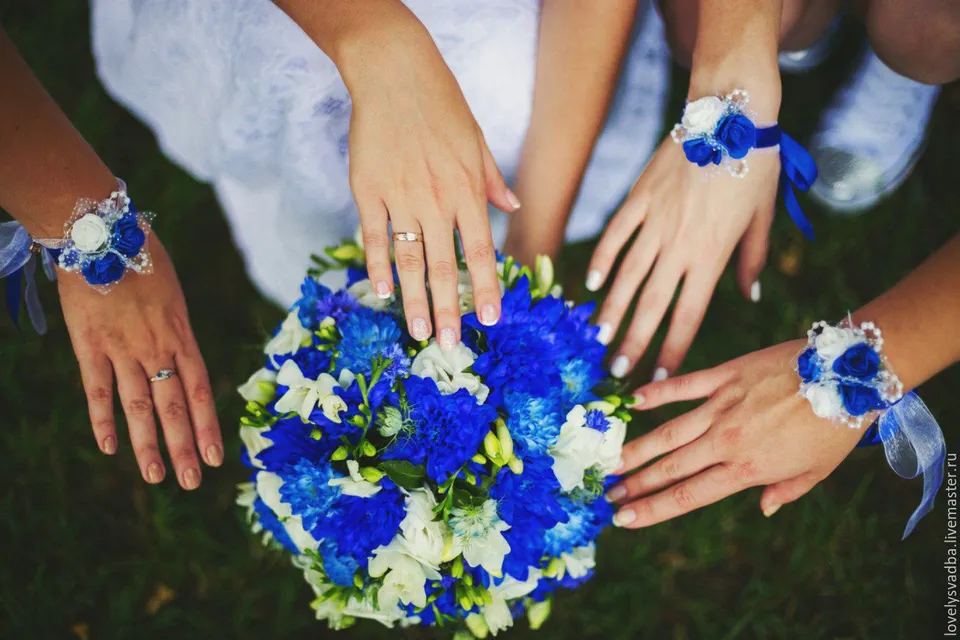 Маникюр в синем цвете для невесты