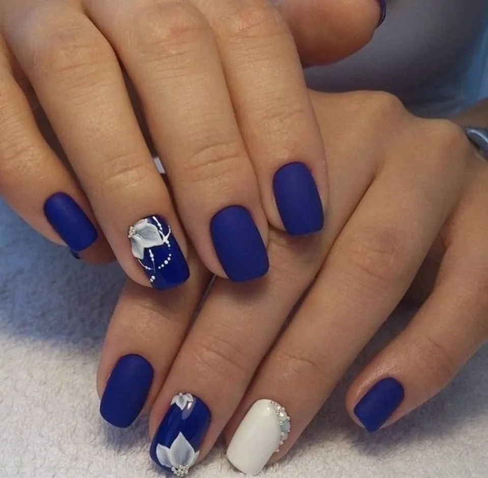 Дизайн ногтей синий