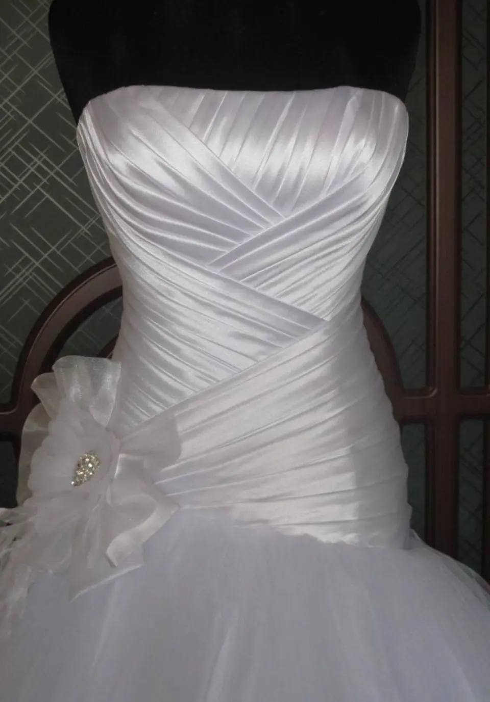 Свадебное платье с драпировкой на корсете