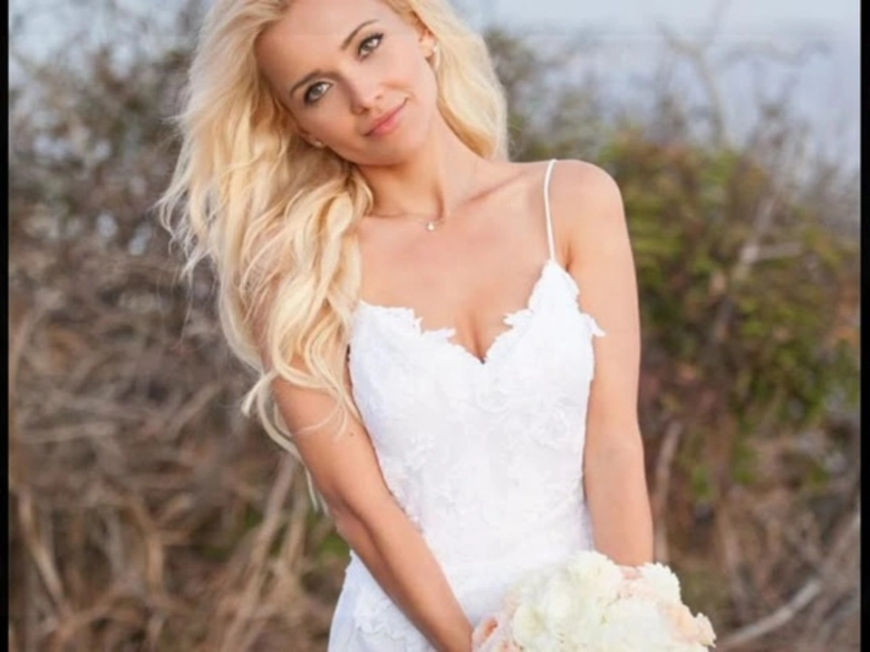 Блондинка в свадебном платье