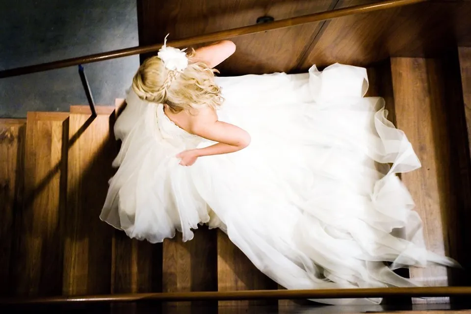 Блондинка в свадебном платье в салоне