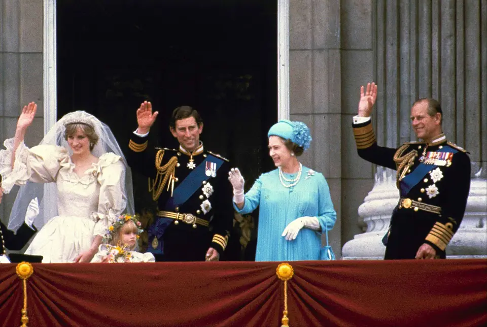 Королева елизавета 2 на свадьбе чарльза и дианы