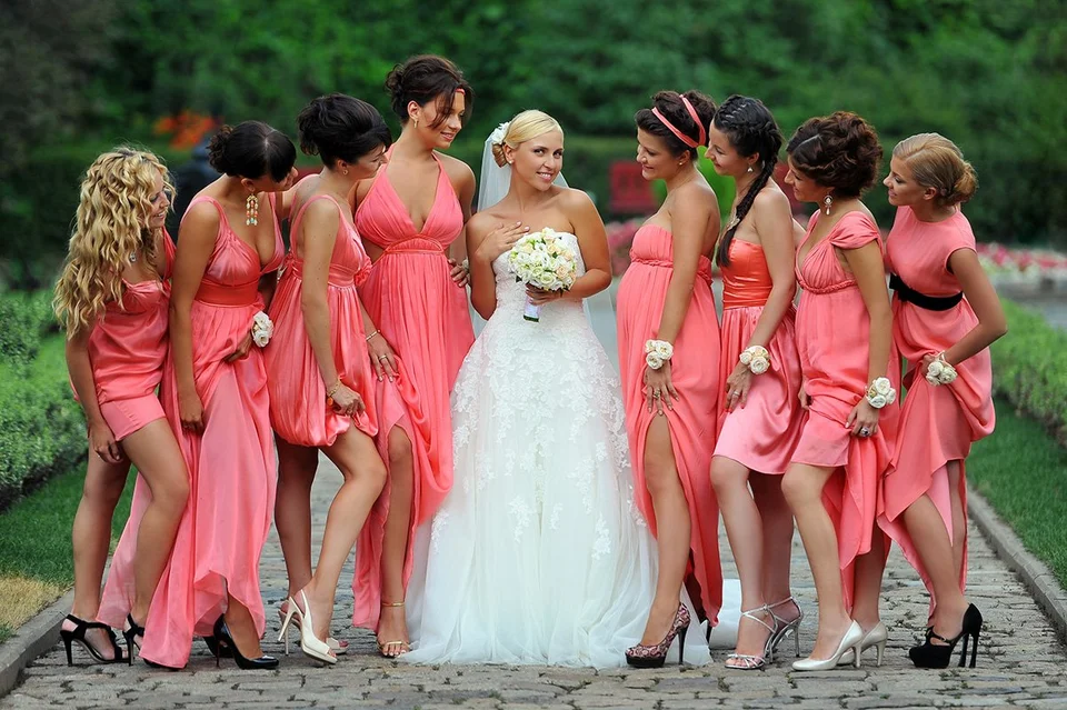 Коралловые платья подружек невесты