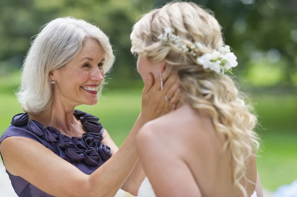 Прическа для мамы невесты на средние волосы