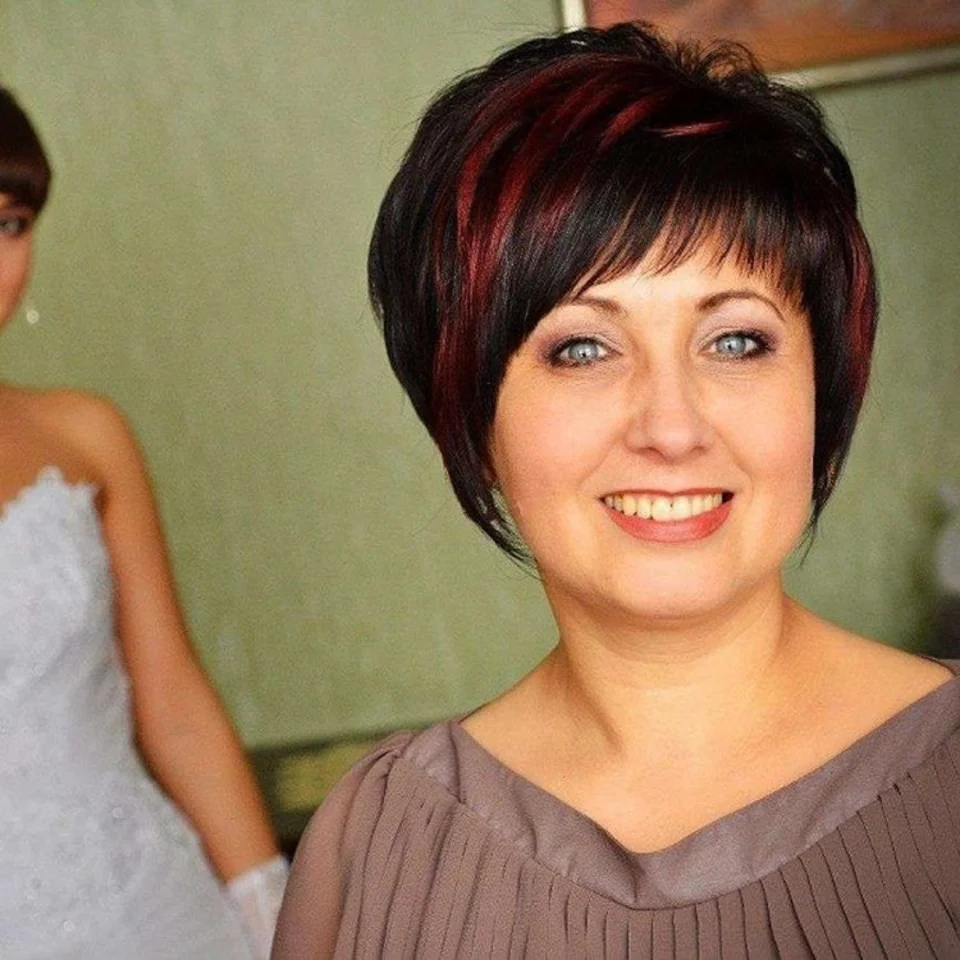 Прическа на короткие волосы на свадьбу для мамы