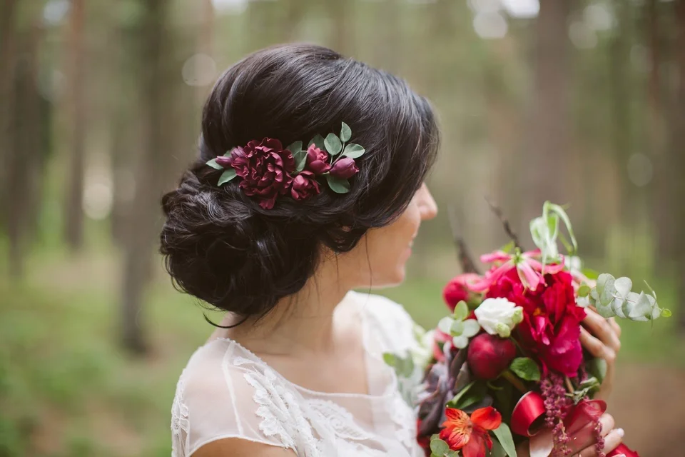 Свадебные прически с живыми цветами