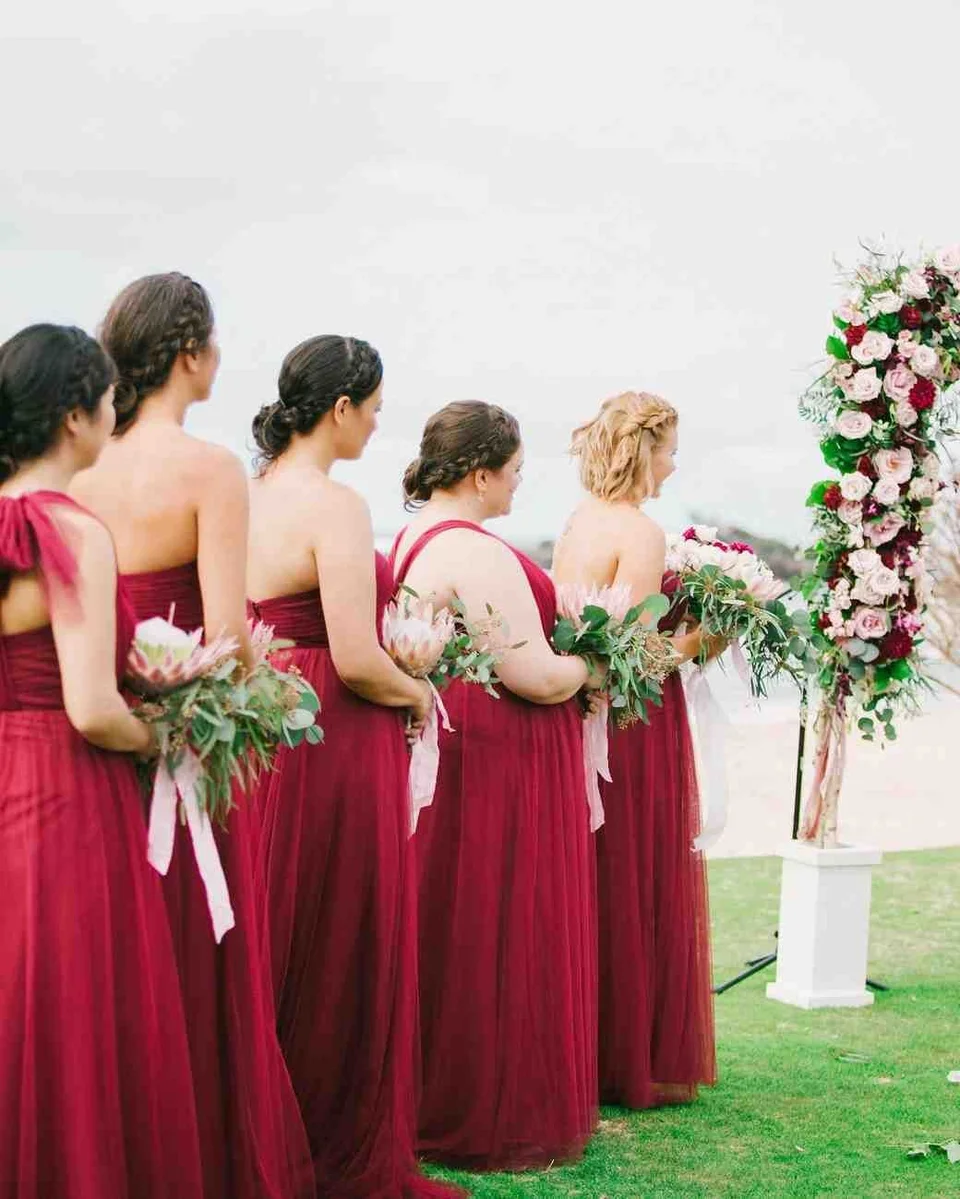 Подружки невесты в бордовом цвете